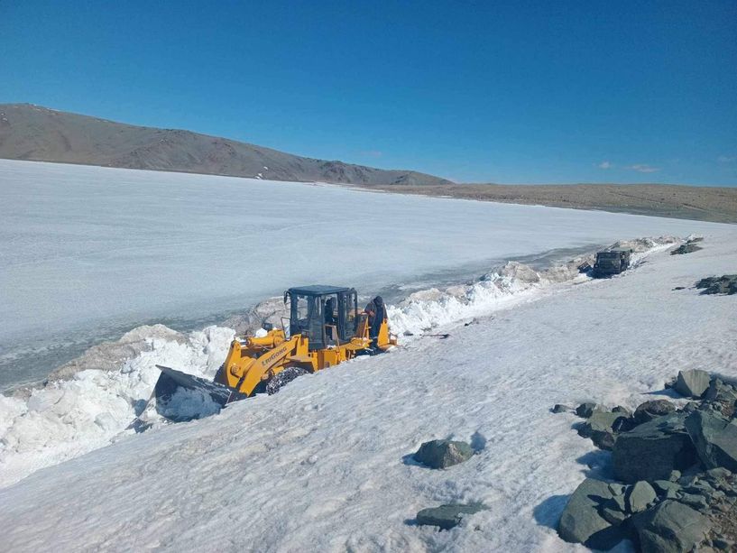 800 гаруй айл цасанд боогджээ