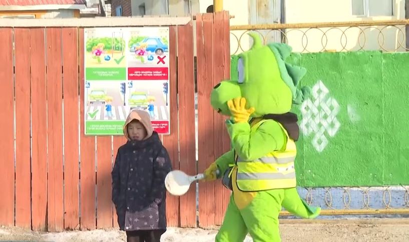 Эцэг, эхчүүд үлгэрийн баатрын хувцастай “School police” хийж байна