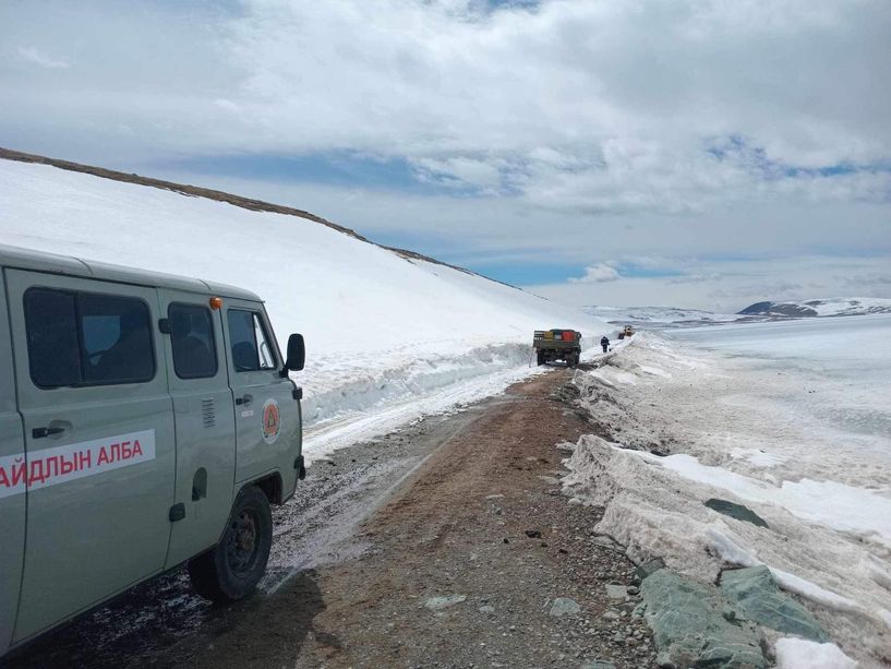 Цасанд боогдсон 800 гаруй айлыг замтай болгов