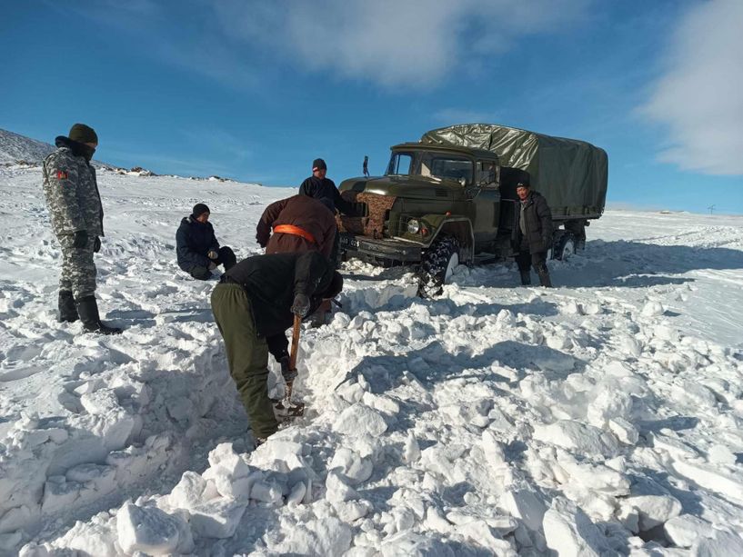 Цэргийн алба хаагчид өвөлжилт хүндэрсэн сумдад ажиллаж байна