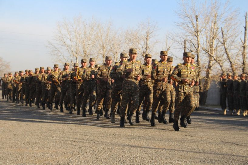 Цэргийн албан xаагчид малчдад туслана