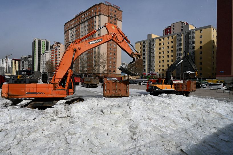 Сэлбэ голын 16 мянган тн мөсийг тээвэрлээд байна