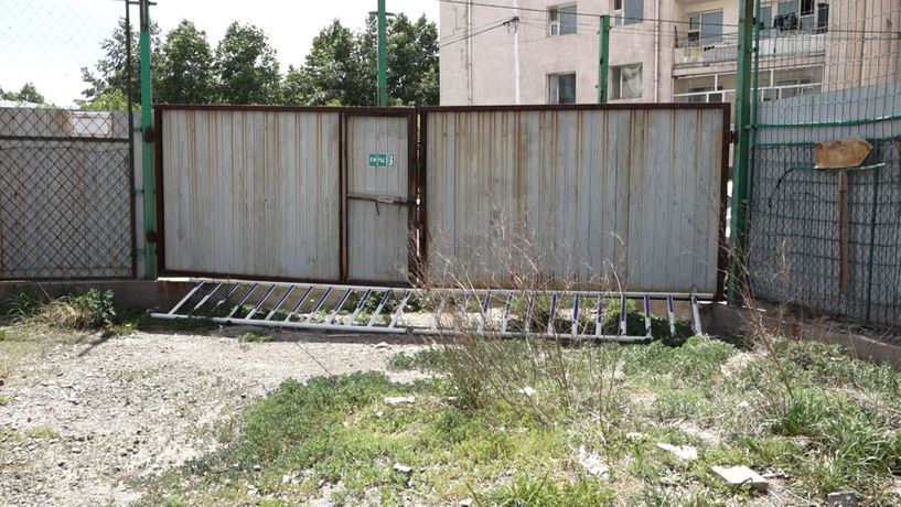 Ногоон зүлэгтэй хөлбөмбөгийн талбай нохой салхилуулах талбай болоод удлаа