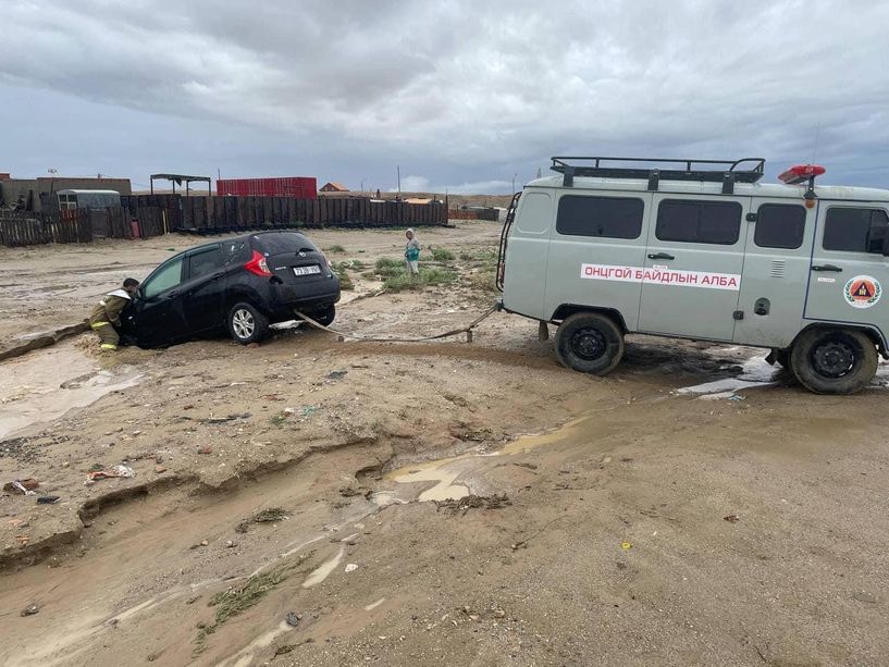 2 машин, 1 автобус үерт автжээ