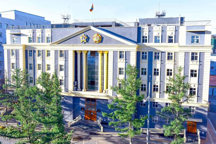 Машинд хүн хавчуулагдсан осол гарчээ