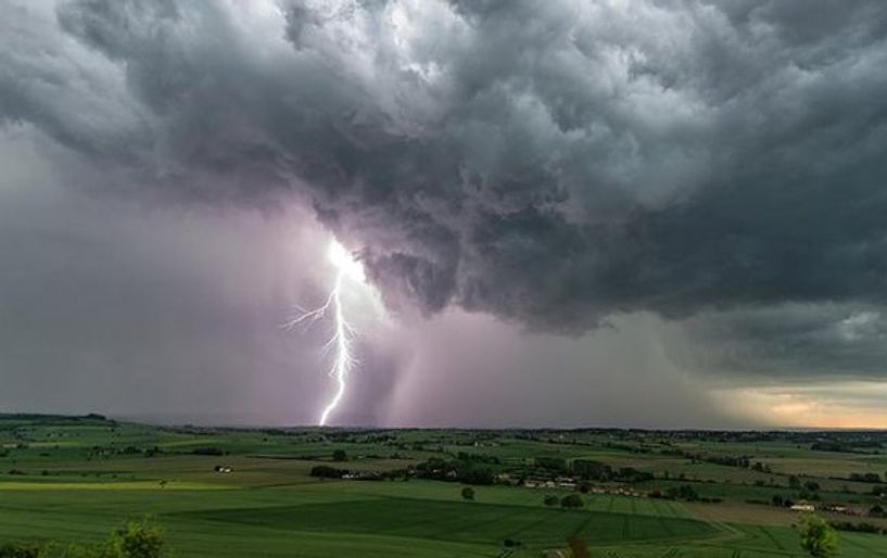 Мотоциклтой хос аянгад цохиулж, эхнэр нь нас баржээ