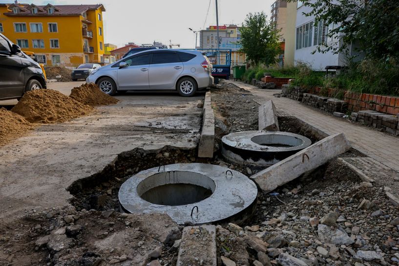 16-р сургуулийн урд талд борооны ус зайлуулах шугам угсарлаа