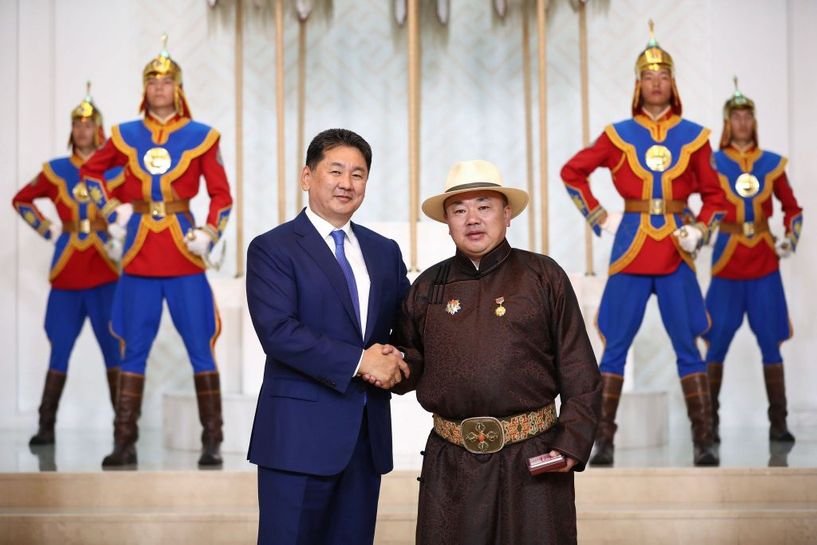 АПУ-гаас Аж үйлдвэрийн гавьяат ажилтан 3 төрлөө