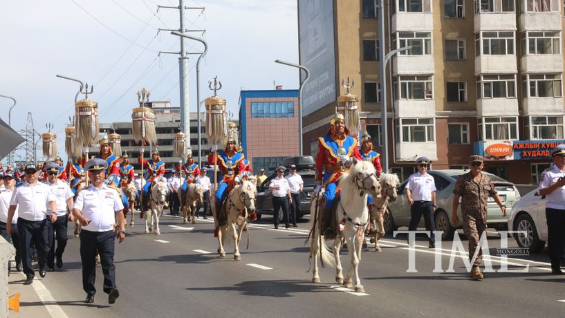 Төрийн есөн хөлт Их цагаан тугийг Төв цэнгэлдэх хүрээлэнд заллаа