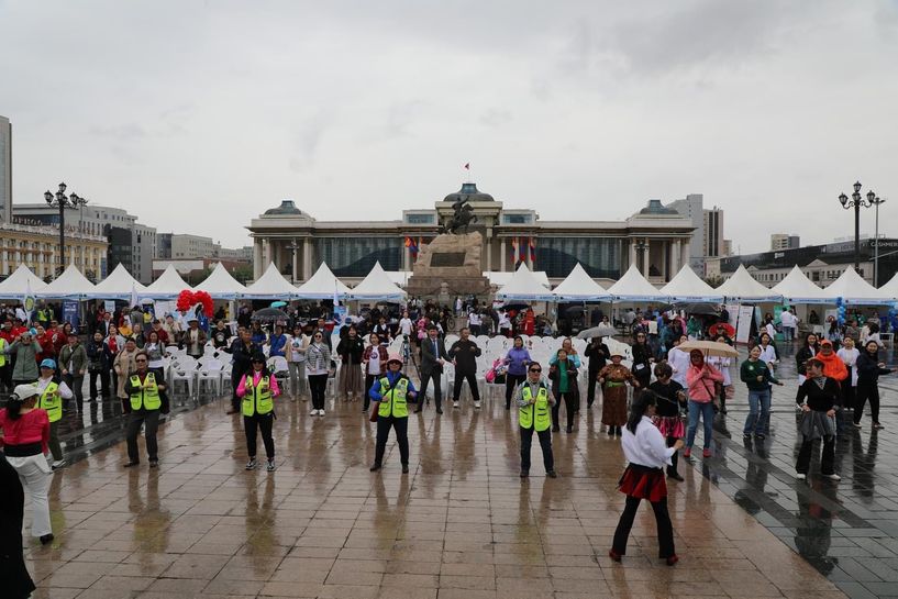 Эмнэлгүүд Төв талбайд “нүүж ирлээ”