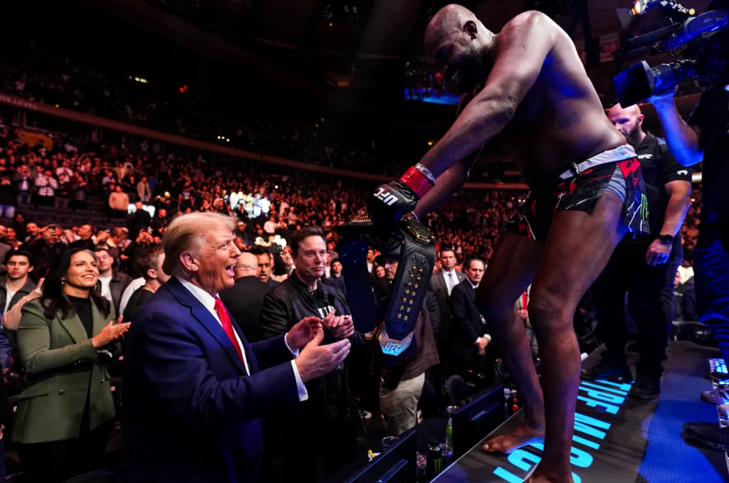 Д.Трамп ялалтаа тэмдэглэж, холимог тулааны UFC 309 арга хэмжээг үзжээ