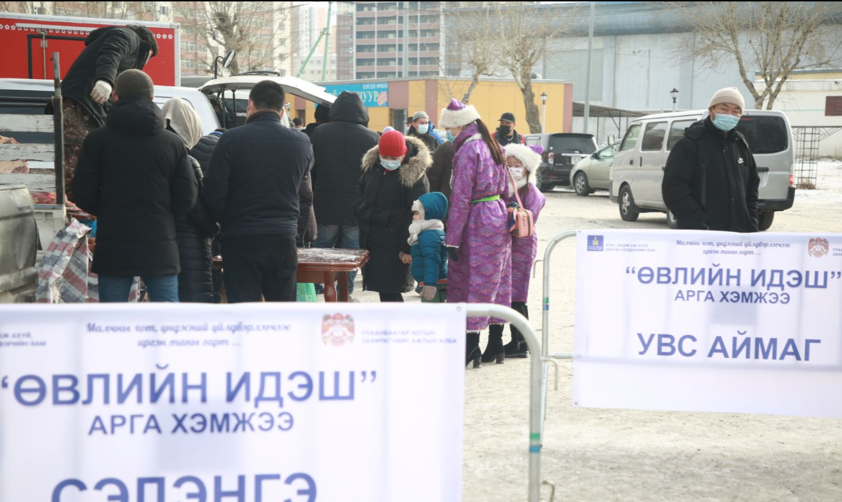 Төв цэнгэлдэх хүрээлэнгийн гадаа мах, цагаан идээ, жимс, жимсгэнийн худалдаа гарч байна