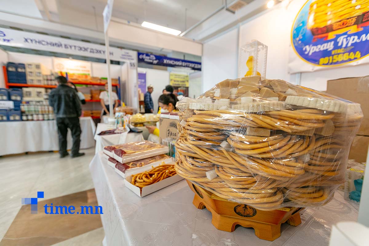 Цагаан сар дөхөөд зах худалдааны төвүүд хүний хөл ихтэй ч худалдан авалт тааруу байна гэв