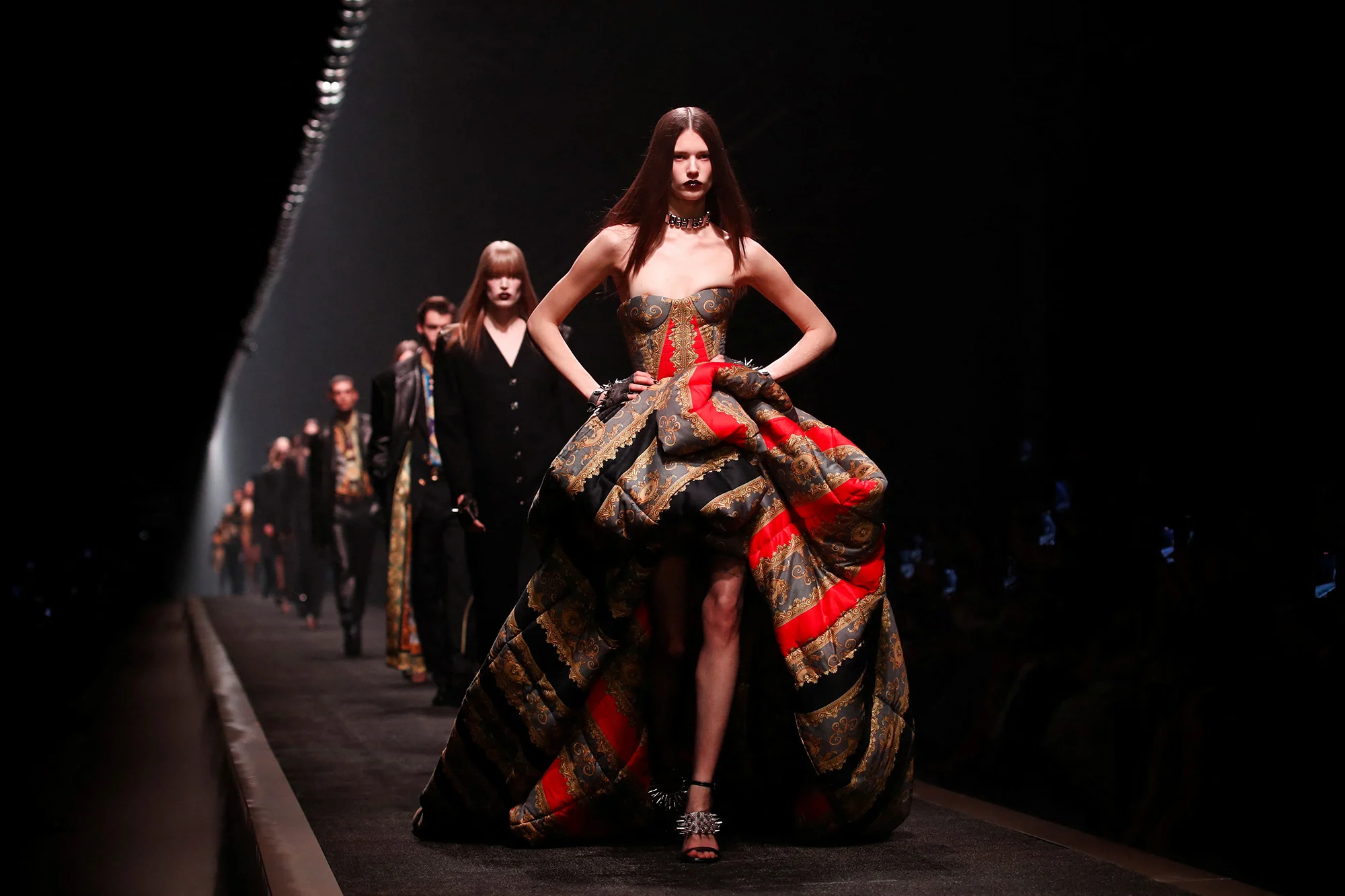 Италийн “Prada” компани өрсөлдөгч “Versace” брэндийг худалдаж авахаар тохиролцжээ
