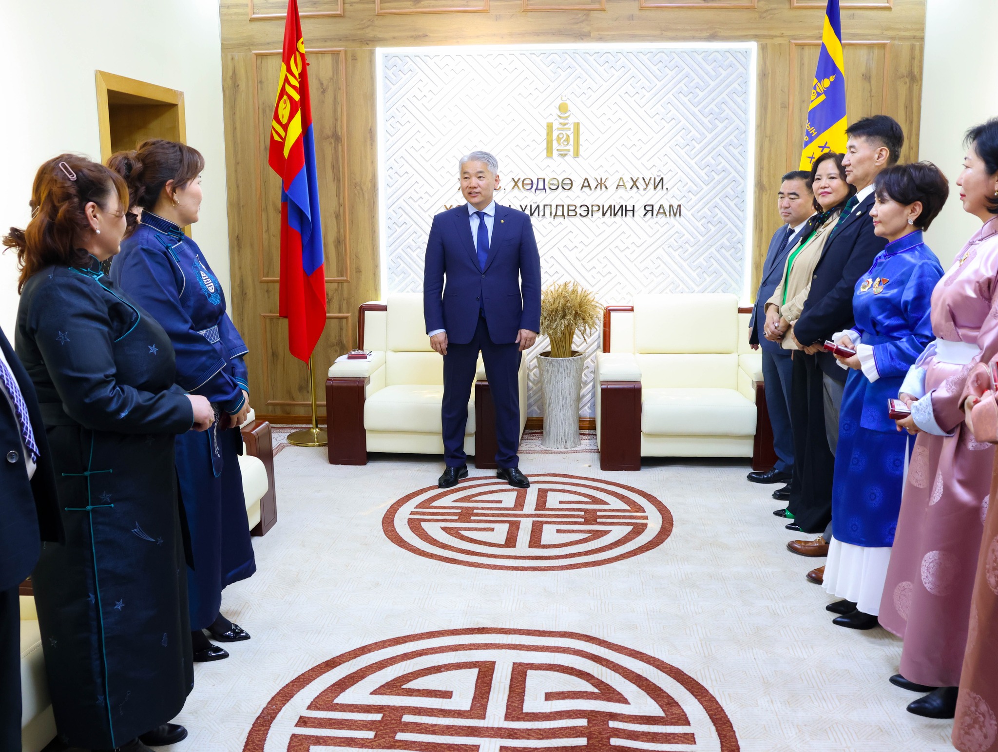 Төрийн одон, медалиар шагналаа