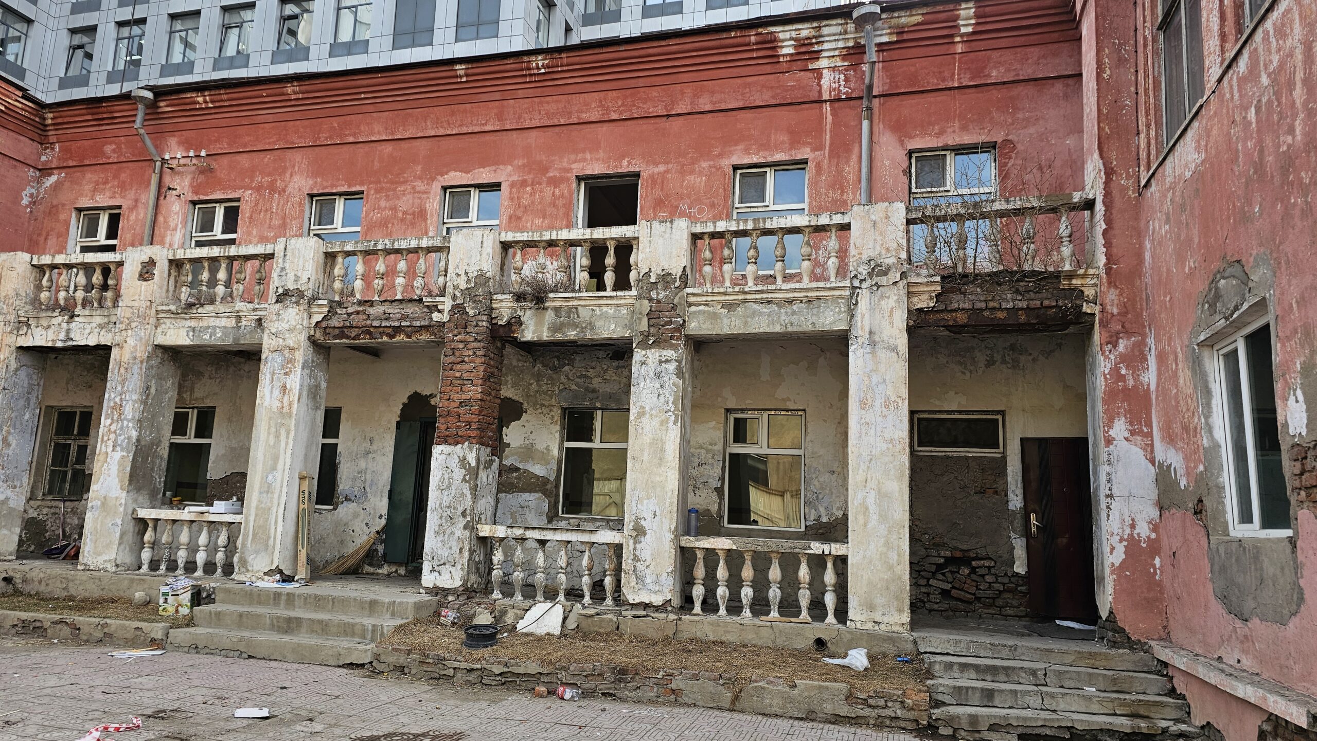 Хууль бусаар ашиглаж байсан эмийн үйлдвэрийн барилгыг албадан чөлөөлж, нурааж эхэллээ