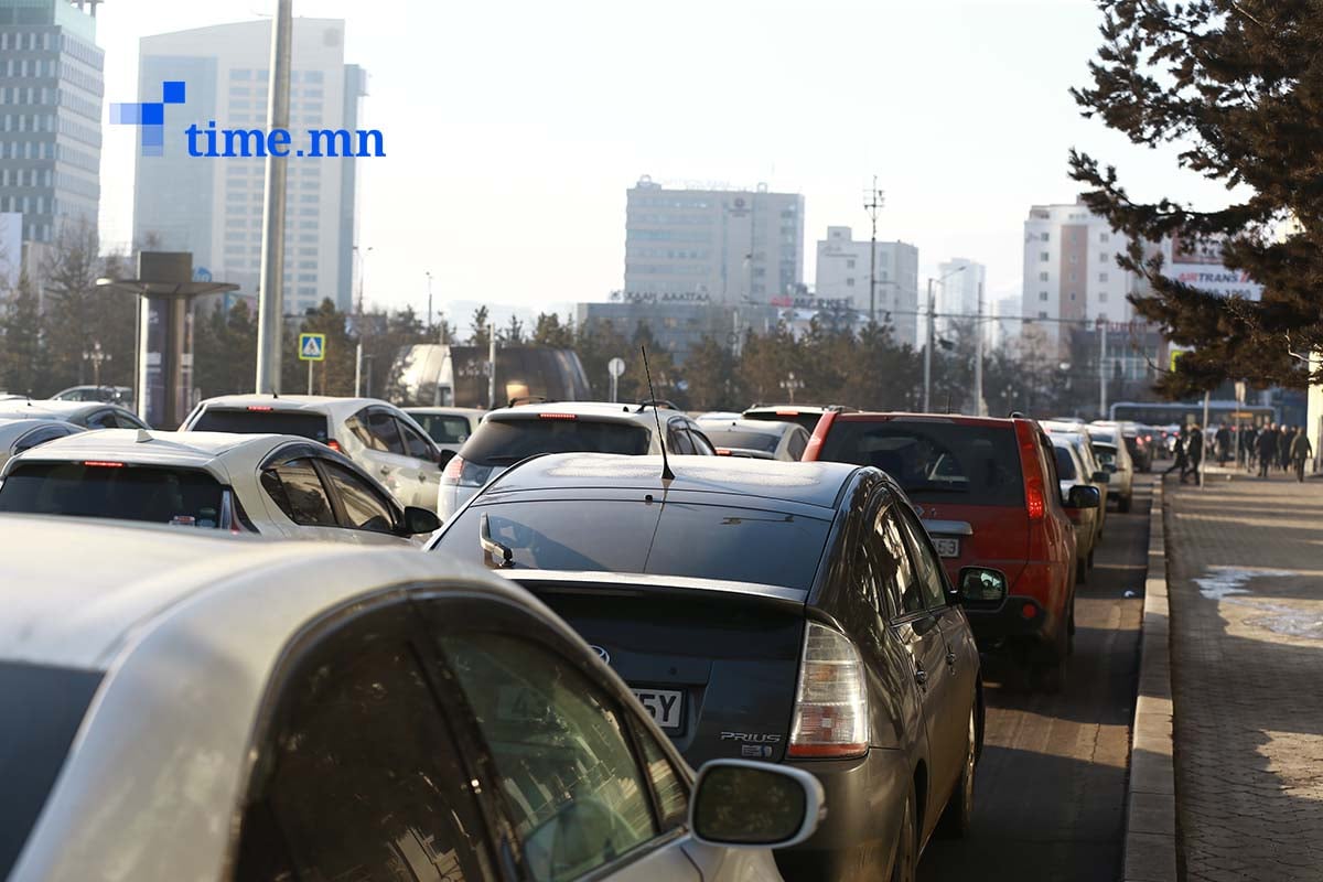 Дүрэм зөрчин, бусдын машинд мөргүүлчхээд мөнгө нэхжээ