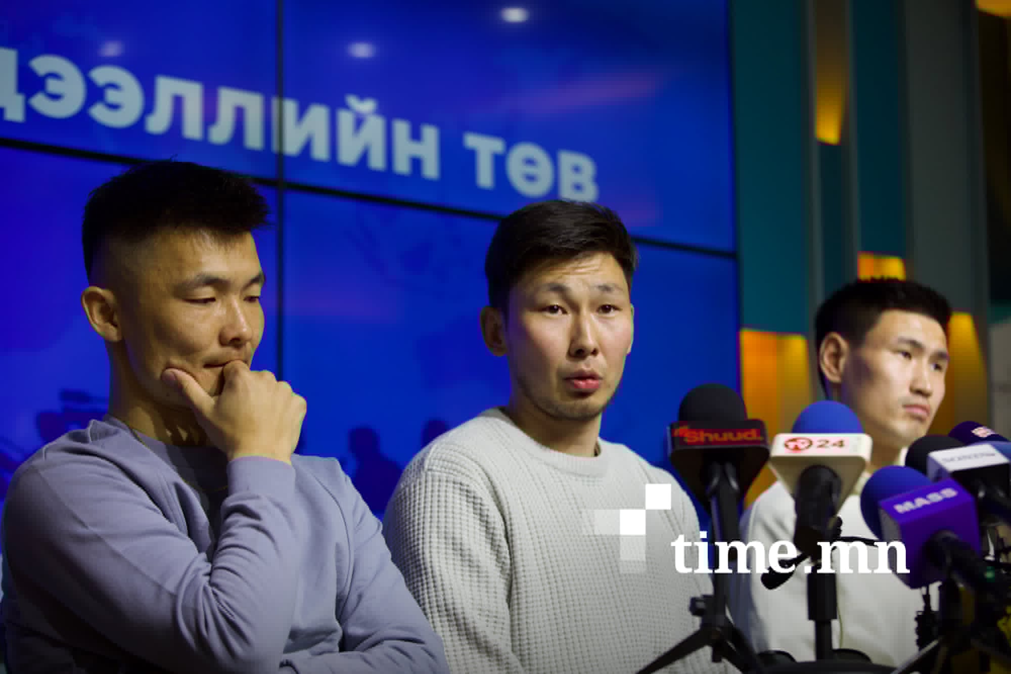 Тамирчид хөлбөмбөгөө аврах гээд хуухай маажиж байна