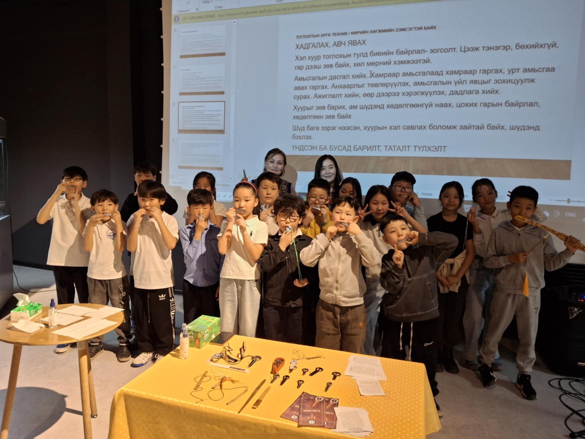 Хэл хуурын үзэсгэлэнг 1500 хүүхэд, залуус үзжээ