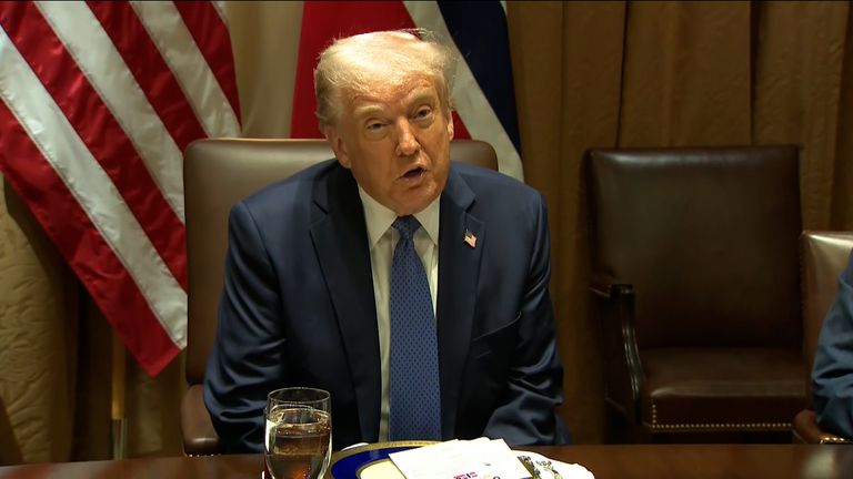 Д.Трамп ОХУ, Украин улсуудыг хэлэлцээрийн ширээний ард суухыг уриалав
