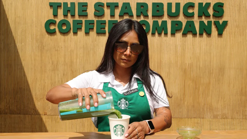 Starbucks сүлжээ үйлчлүүлэгчдээ буцааж татахын тулд олон тооны бариста ажилд авсаар байна