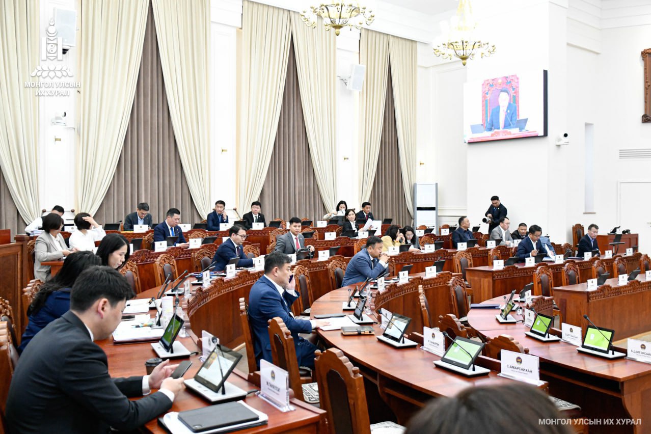 Монгол Улсын хөгжлийн 2026 оны төлөвлөгөөний төслийн нэг дэх хэлэлцүүлгийг хийж байна