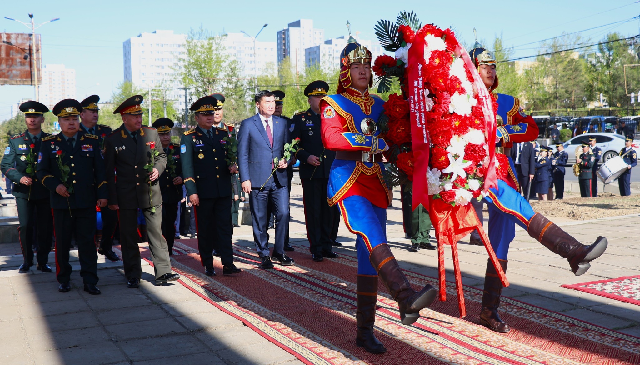 Монгол ард Эскадрилийн дурсгалын хөшөөнд цэцэг өргөж, хүндэтгэл үзүүллээ