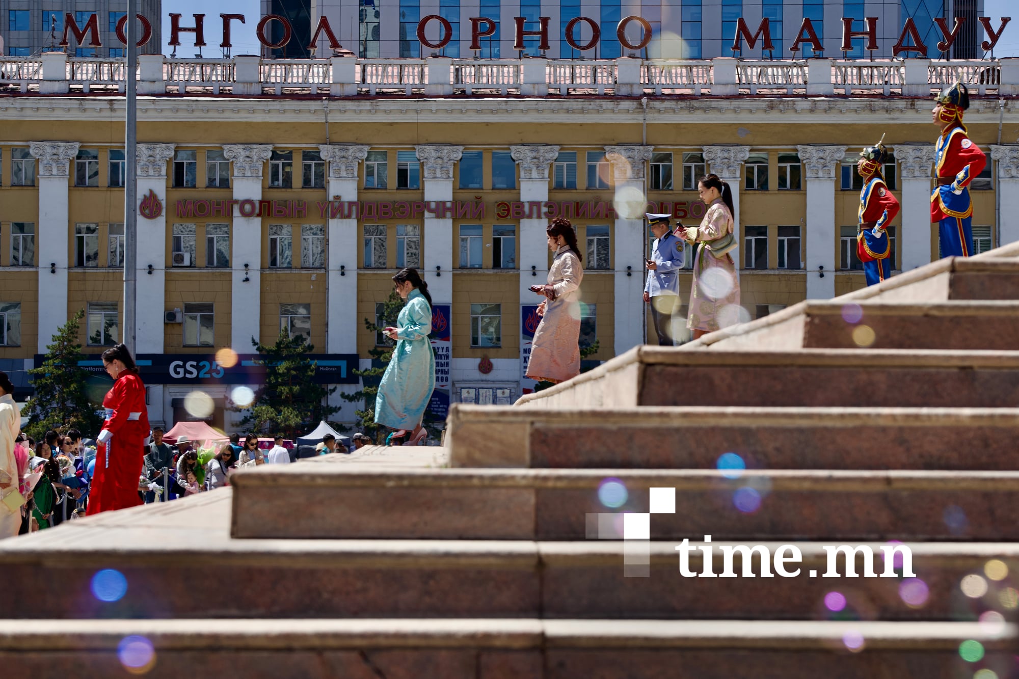 Энгэрт нь одон  зүүхээсээ өмнө…