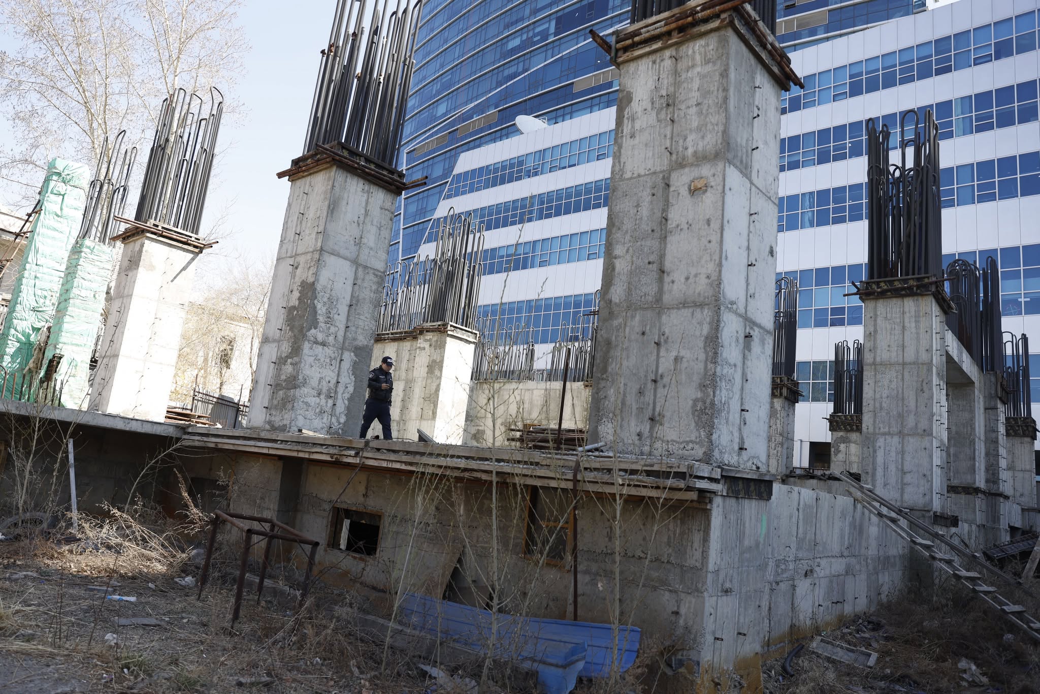 “Оргил МГЛ” ХХК-ийн барилгын каркасыг албадан буулгаж, газрыг чөлөөлж байна