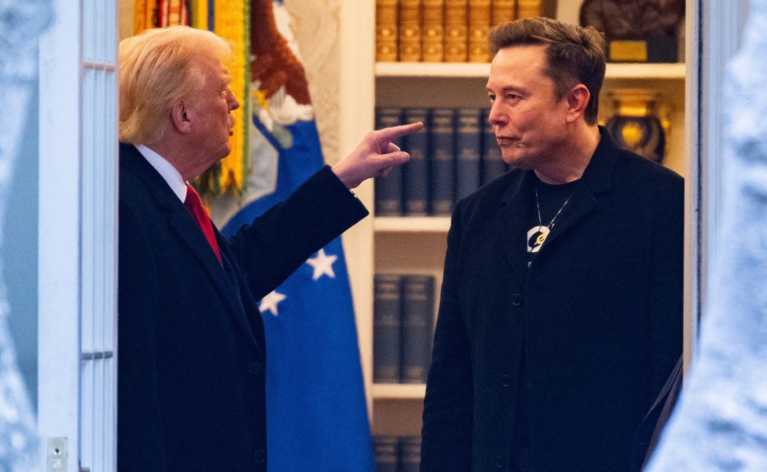 Элон Маск Трампын засаг захиргааг орхин гарч байгаагаа зарлав