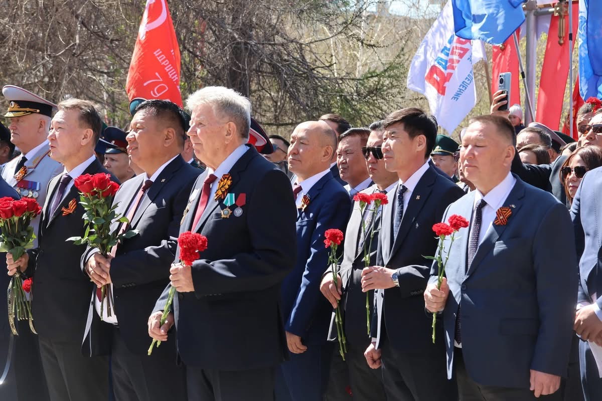 Улаан-Үд хот дахь дайчдын хөшөөнд цэцэг өргөв