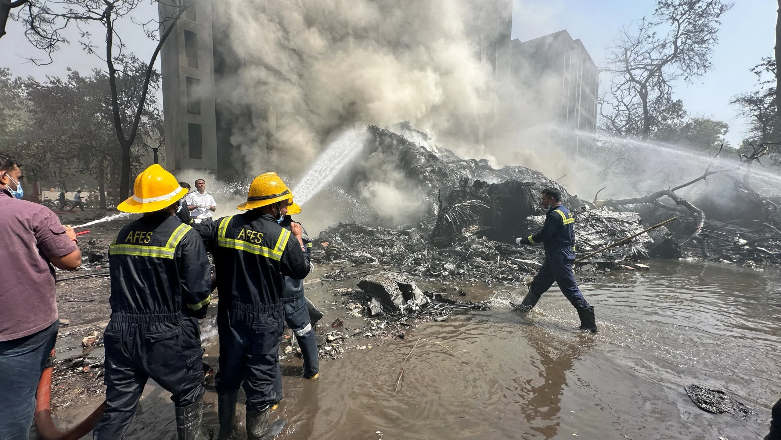 Энэтхэгт осолдсон онгоцны ослоор 240 гаруй хүн амь үрэгдэж, 1 хүн амьд гарчээ