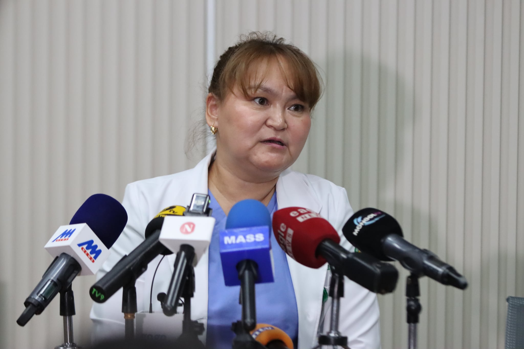 Ц.Нарантунгалаг: Могойг үнсэх гэж барьж аваад хатгуулсан хүн ч байдаг