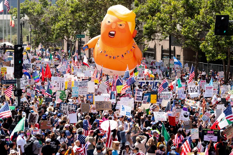 Трампын 79 насны төрсөн өдөр, АНУ-ын армийн 250 жилийн ой болон Трампын эсрэг “No Kings” жагсаалууд зэрэгцэв