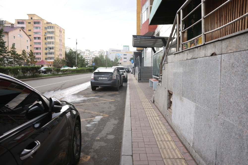 “Нархан” хотхоноос “Home Plaza” хүртэлх нийтийн эзэмшлийн зам талбайг чөлөөлж, явган хүний замыг өргөтгөнө