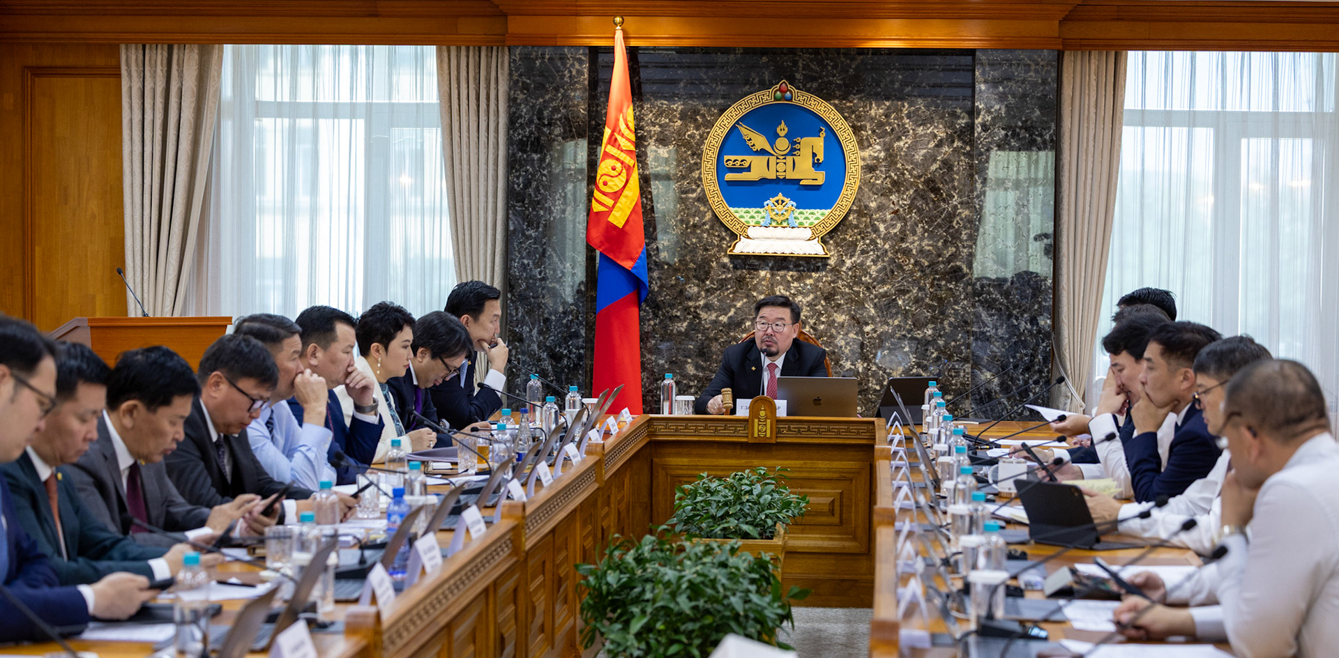 Засгийн газар ээлжит бусаар хуралдаж байна