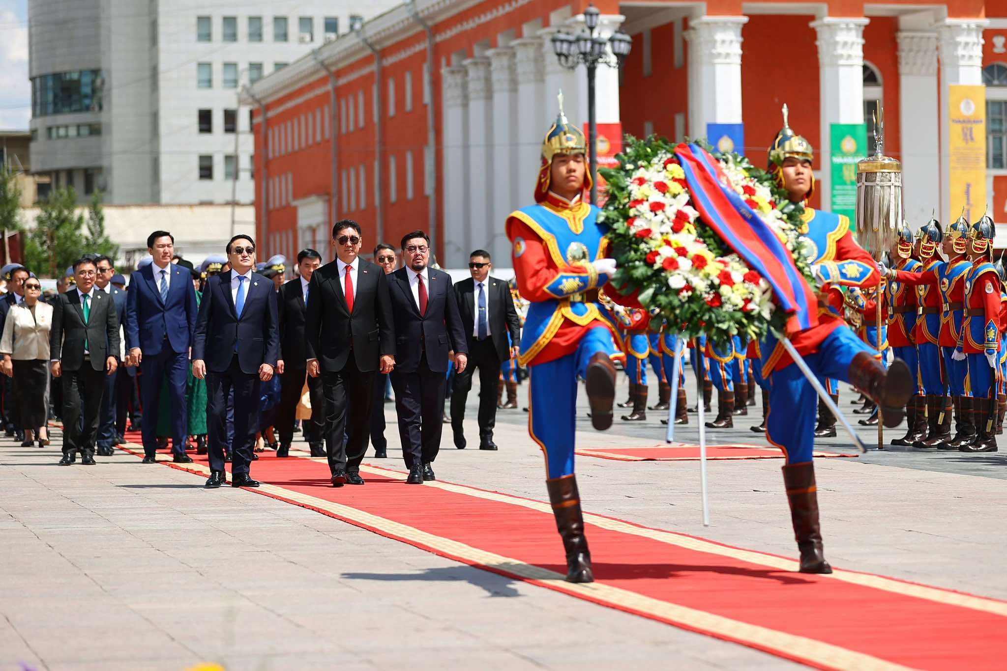 Д.Сүхбаатарын хөшөөнд цэцэг өргөж, Их хааны хөшөөнд хүндэтгэл үзүүлэв
