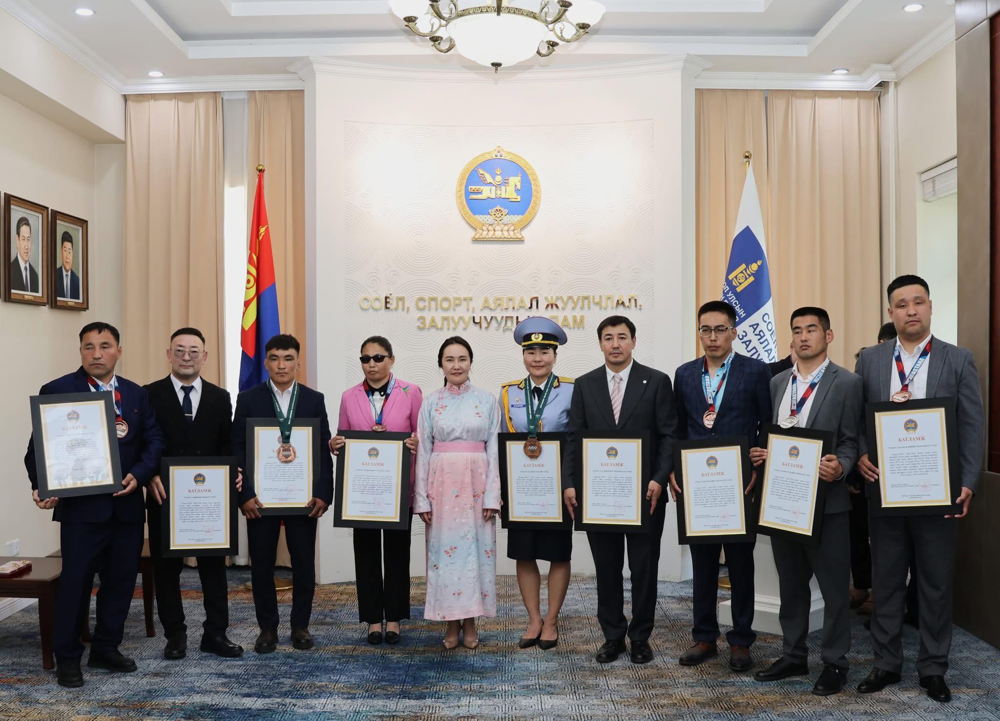 ДАШТ-д амжилт үзүүлсэн тамирчин, дасгалжуулагчид мөнгөн шагналын батламж гардууллаа