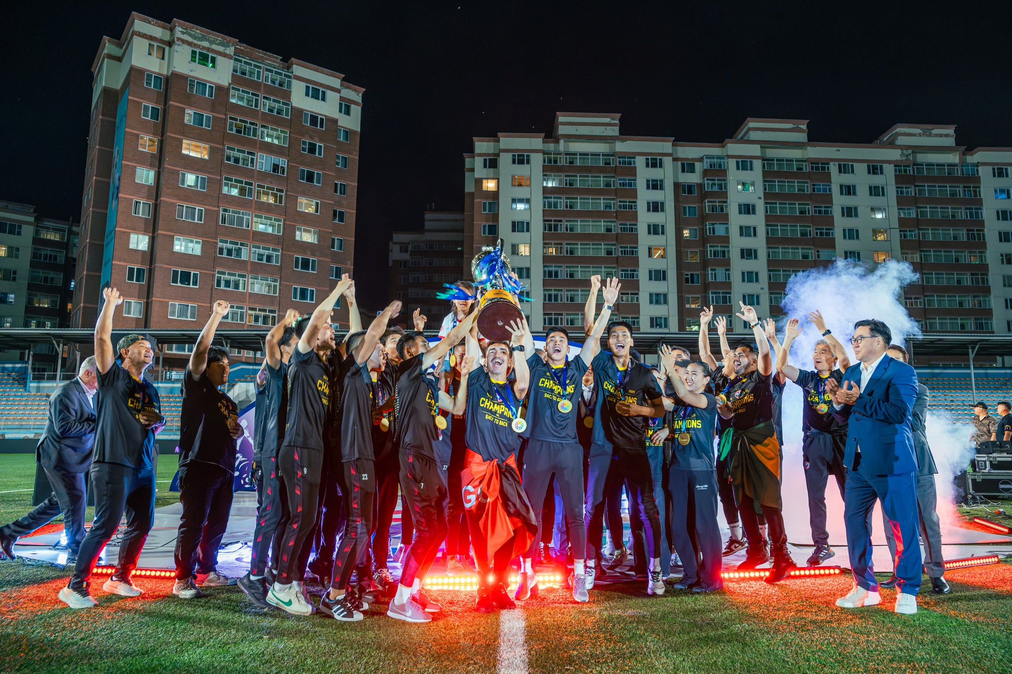 Монголын дээд лигийн улирлын аварга багаар “Сп Фалконс” шалгарч алтан цомоо өргөлөө