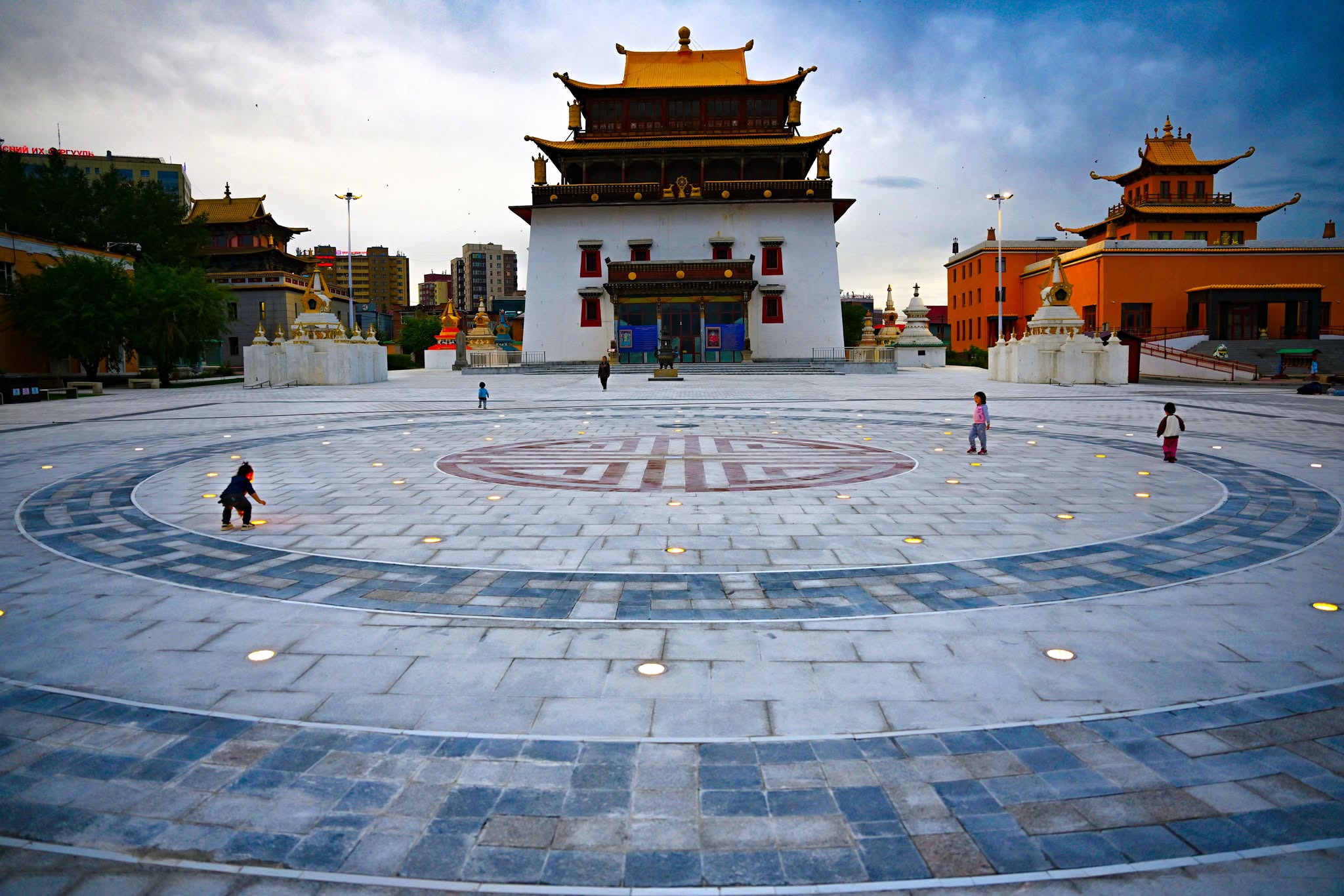 Гандантэгчэнлин хийдийн төв талбайг байгалийн чулуун хавтангаар тохижуулжээ