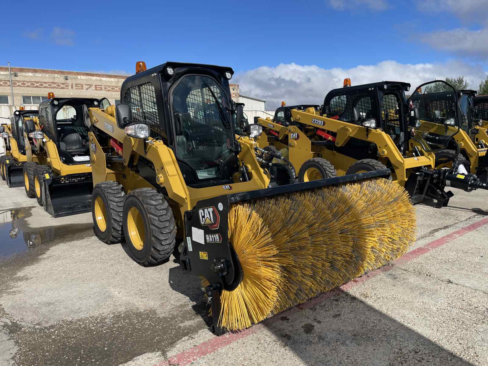 Хот CAT олон үйлдэлтэй бага оврын 10 ширхэг ачигч машиныг хүлээн авлаа