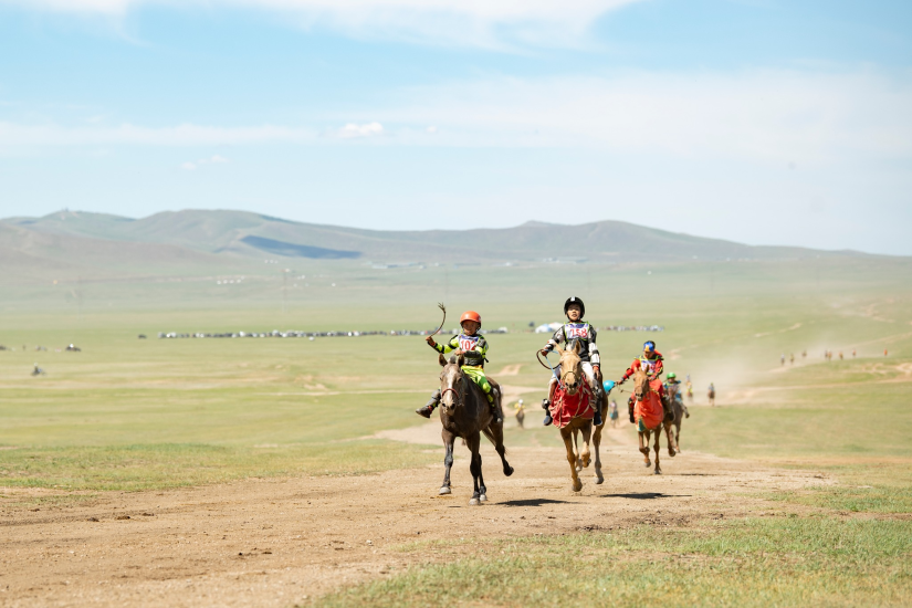 “Их хурд” уралдаанд түрүүлсэн морьдыг “Тоёота Ланд Крузер-300” автомашинаар байлна