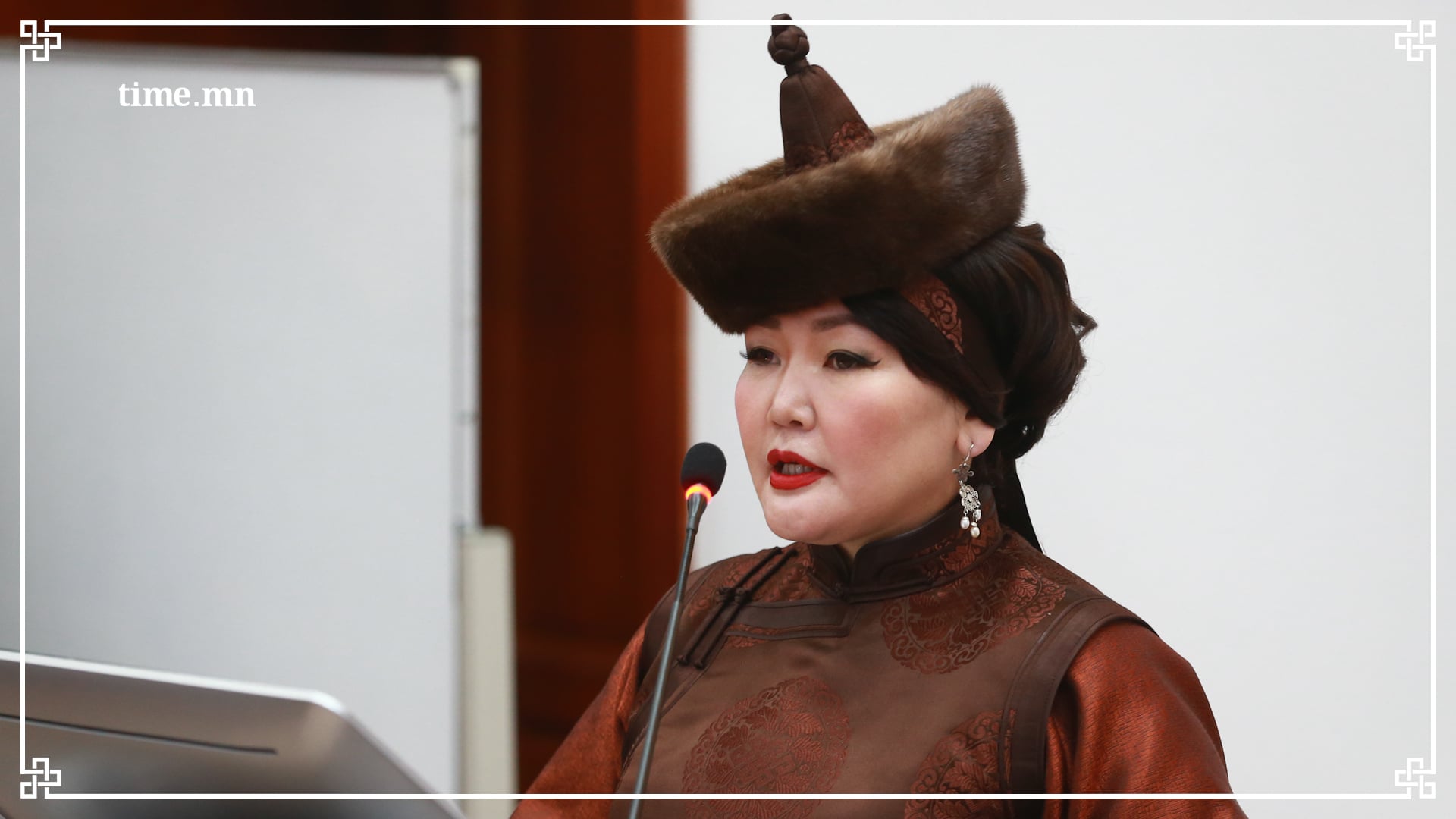 Ерөнхийлөгч яруу найрагч Ц.Хуланд уучлал үзүүллээ