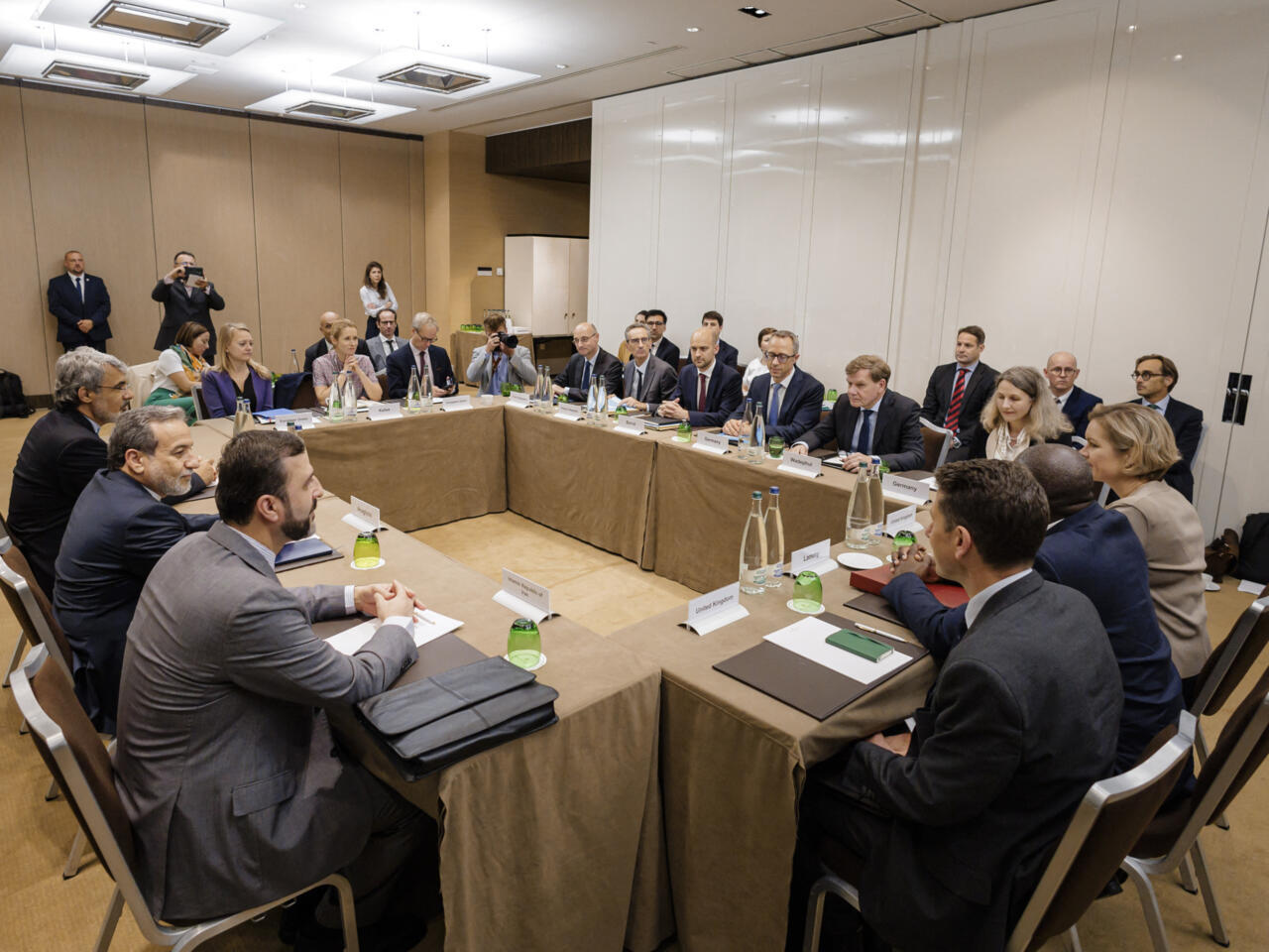 Иран болон Европын гурван улс цөмийн хэлэлцээ хийхээр тохиролцов