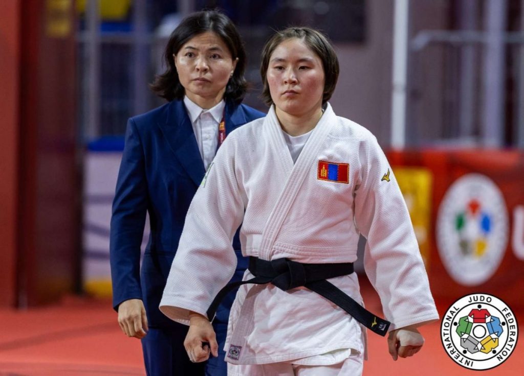 Л.Сосорбарам жин өгсөж 57 кг жинд барилдана