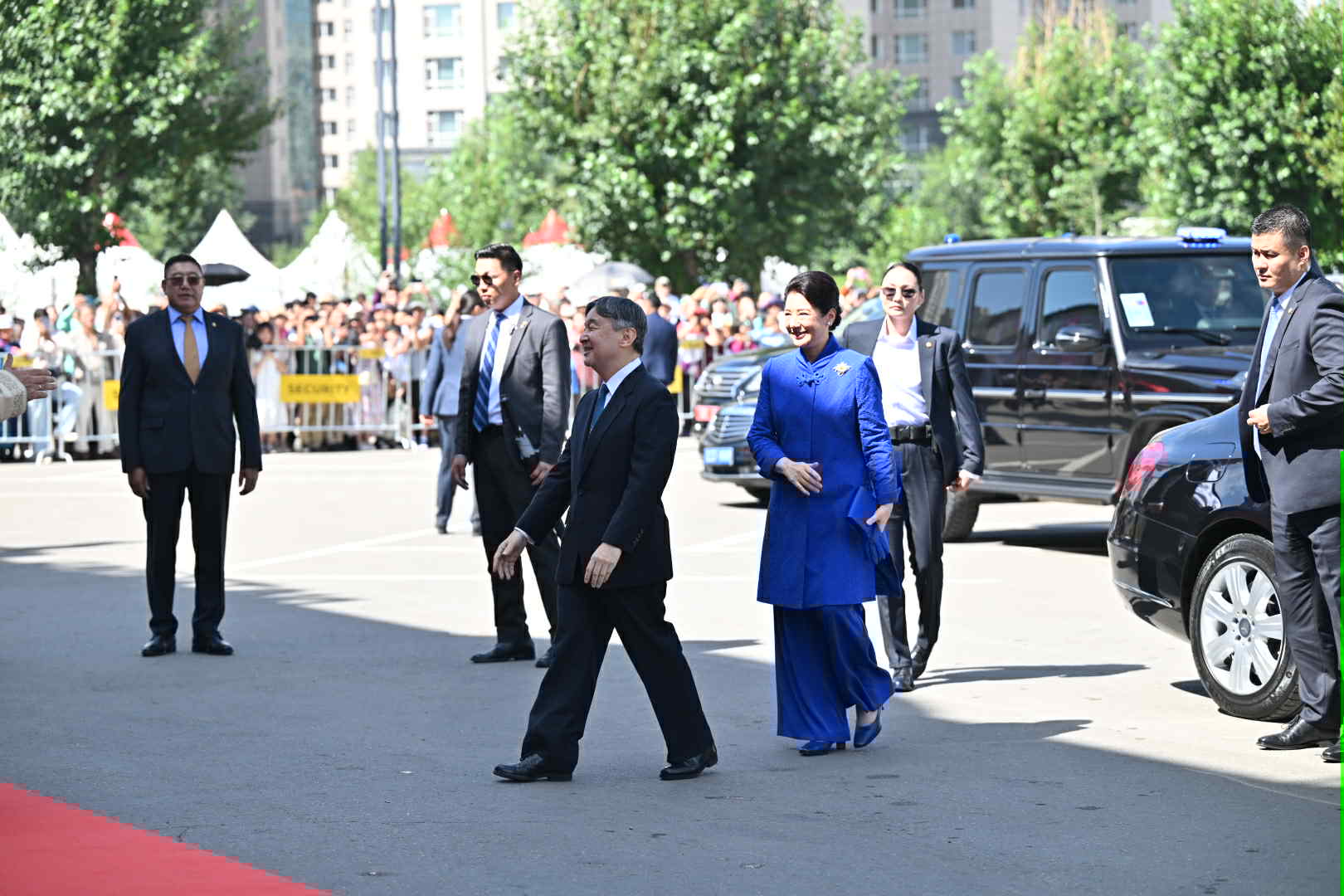 Япон улсын эзэн хаан хатны хамт баяр наадмын нээлтийг үзэхээр Төв цэнгэлдэхэд мориллоо