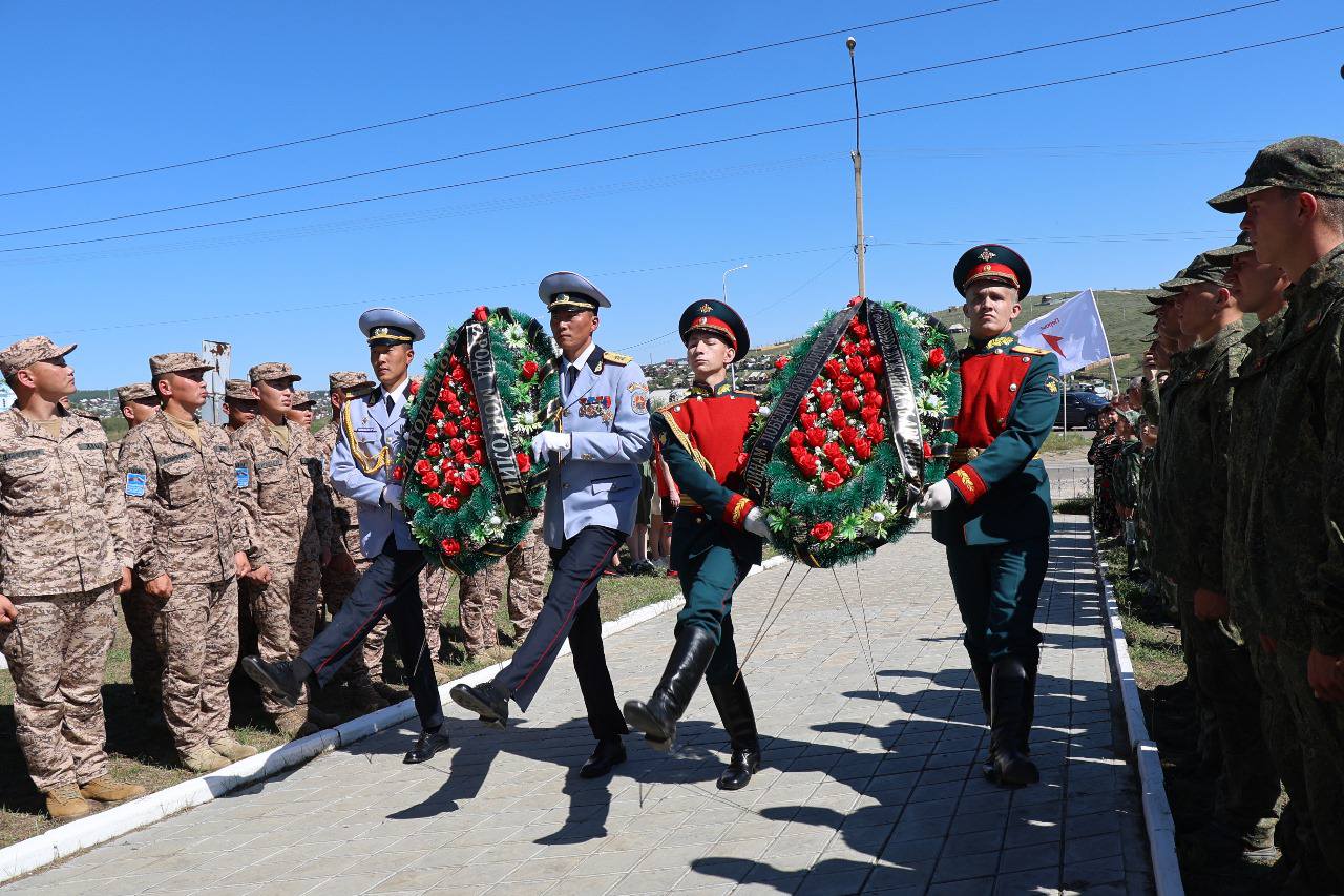Халх голын байлдаанд амь үрэгдсэн дайчдын хөшөөнд хүндэтгэл үзүүллээ