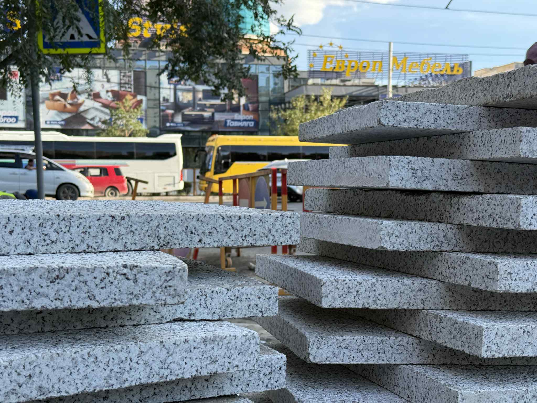 Явган хүний замыг шинэ чулуун хавтангаар шинэчилж байна