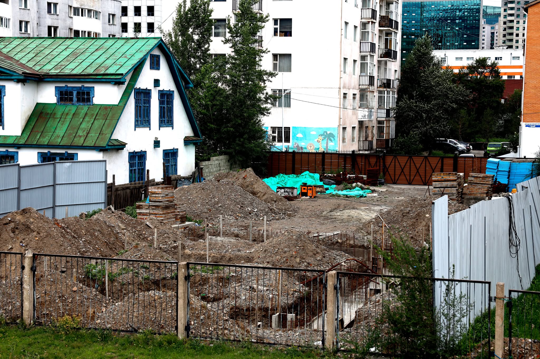 Богд хааны Хүрэн ордны зүүн талын барилгын ажлыг зогсоож, газрыг буцаан авна