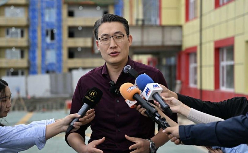 А.Амартүвшин: Сургуулиудыг дахин 3 ээлжээр хичээллүүлж, 1 ангид 50, 60-аар нь чихэх нь ээ